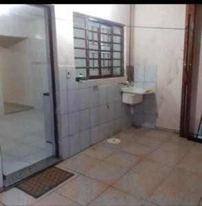 un bagno con wc, lavandino e doccia di Hostel São Francisco 4 a Votorantim