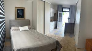 En eller flere senge i et værelse på Casa Mirante LUZ FLORIPA