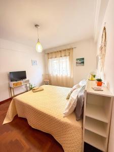 a bedroom with a large bed and a desk at Superhost Stay Spacious Double Rooms near Lisbon and Beaches in Corroios