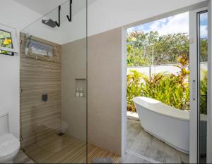 Koupelna v ubytování Antemar Guest, Beach bungalow near Conchal + 9 fotografií