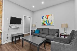 Et tv og/eller underholdning på Modern 2BR W&D Wi-Fi Parking