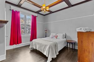 En eller flere senge i et værelse på Modern 2BR W&D Wi-Fi Parking