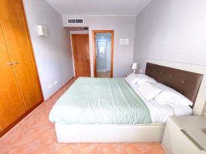 En eller flere senge i et værelse på Apto en Cullera con terraza, piscina, parking y wifi gratis