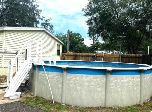 Swimmingpoolen hos eller tæt på Whispering Willows home with Pool