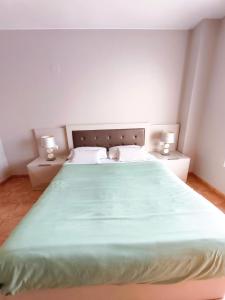 En eller flere senge i et værelse på Apto en Cullera con terraza, piscina, parking y wifi gratis