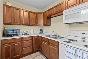 Køkken eller tekøkken på Pet-Friendly 2BR Wi-Fi Parking + 17 billeder