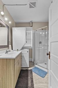 Et badeværelse på Pet-Friendly 2BR Wi-Fi Parking