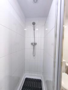 Et badeværelse på Apto en Cullera con terraza, piscina, parking y wifi gratis + 57 billeder