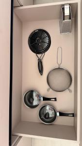 a kitchen with two bowls and utensils on a wall at Apartamento Campestre 6 Pax in Armenia