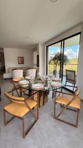 a dining room with a table and chairs and a couch at Apartamento Campestre 6 Pax in Armenia