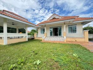 una casa con un prato davanti di Villa88 สันกำแพงสายใหม่ 