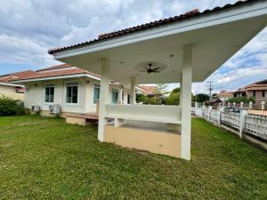 una casa bianca con una recinzione bianca di Villa88 สันกำแพงสายใหม่  Altre 2 foto