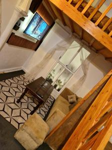 vistas panorámicas a una sala de estar con sofá y mesa en Cozy Nest, en Sale