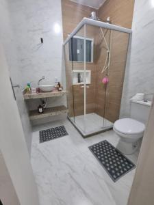 Et badeværelse på Casa em Condominio São Pedro Aldeia