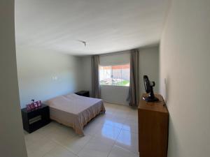 En eller flere senge i et værelse på Casa em Condominio São Pedro Aldeia + 21 billeder