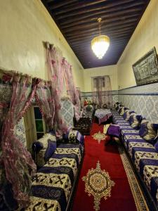 sala de estar con sofás y alfombra roja en Cozy Nest, en Sale