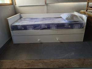 - un petit lit dans une chambre avec un oreiller dans l'établissement Franchesco apart familiar, à Trelew