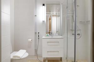 un bagno con doccia, WC e lavandino di Polar Nook Hotel a Rovaniemi