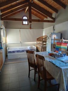 - une cuisine avec une table, des chaises et un lit dans l'établissement Franchesco apart familiar, à Trelew
