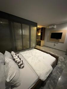 En eller flere senge i et værelse på Leshrine Executive Beach Club