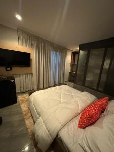 En eller flere senge i et værelse på Leshrine Executive Beach Club