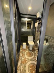 Et badeværelse på Leshrine Executive Beach Club