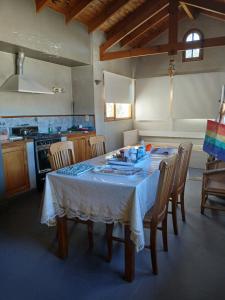 une cuisine avec une table et un chiffon de table blanc dans l'établissement Franchesco apart familiar, à Trelew 2 autres photos