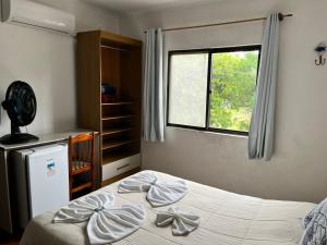 een slaapkamer met een bed met bogen erop bij Pousada La Marea in Rio Grande