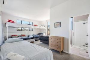 een slaapkamer met een stapelbed en een woonkamer bij Bishop's Lane in Sandspit