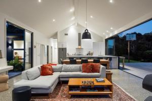 een woonkamer met een bank en een tafel bij Bishop's Lane in Sandspit