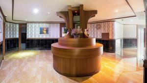 a lobby with a counter in the middle of a room at Geoje Queen Motel in Geoje +13 photos