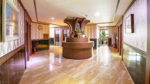 a lobby with a reception desk in a building at Geoje Queen Motel in Geoje