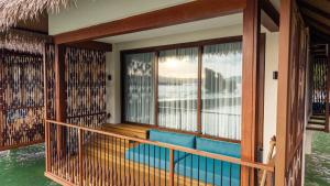 爱妮岛El Nido Resorts Lagen Island的客房设有一个享有水景的阳台。