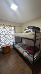 En eller flere senge i et værelse på Cabañas olmue