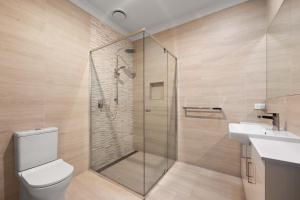 een badkamer met een douche, een toilet en een wastafel bij The Bluff Villa 4-121 Franklin Pde Encounter Bay - Linen Included in Encounter Bay