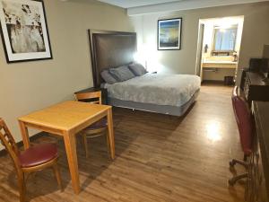 En eller flere senge i et værelse på Home Away Inn