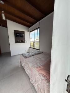 En eller flere senge i et værelse på Loft para casal que deseja privacidade