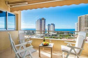 un balcone con sedie e vista sull'oceano di Magnífico Sol Paraíso ad Adeje