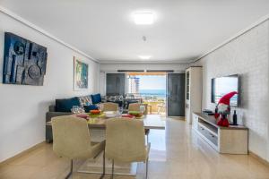 una sala da pranzo e un soggiorno con Babbo Natale di Magnífico Sol Paraíso ad Adeje