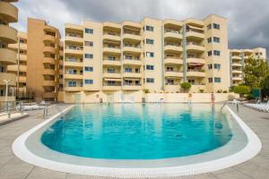 una grande piscina di fronte a un edificio di Magnífico Sol Paraíso ad Adeje