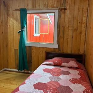 En eller flere senge i et værelse på Cabañas Lago Ranco