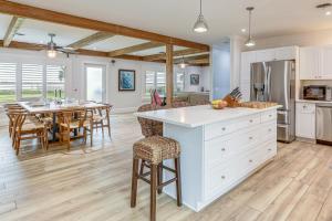 eine Küche und ein Esszimmer mit Tisch und Stühlen in der Unterkunft Jensen Beach Indian River Waterfront Retreat in Eden