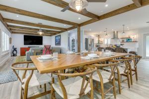 ein Esszimmer mit einem großen Holztisch und Stühlen in der Unterkunft Jensen Beach Indian River Waterfront Retreat in Eden