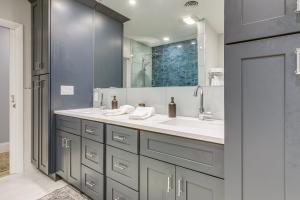 ein Badezimmer mit Waschbecken und Spiegel in der Unterkunft Jensen Beach Indian River Waterfront Retreat in Eden + 20 Fotos