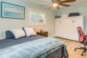 ein Schlafzimmer mit Bett und Deckenventilator in der Unterkunft Jensen Beach Indian River Waterfront Retreat in Eden