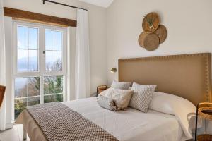 una camera da letto con un letto e una grande finestra di Vacation Home Amore a Motovun (Montona)