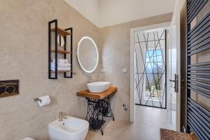 un bagno con lavandino e specchio di Vacation Home Amore a Motovun (Montona)