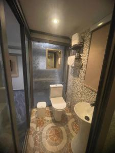 Et badeværelse på Leshrine Executive Beach Club