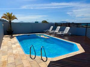 una piscina sul tetto di un edificio di Hotel Beach Canasvieiras a Florianópolis Altre 6 foto