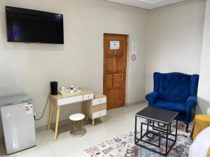 Μια τηλεόραση ή/και κέντρο ψυχαγωγίας στο Swiss Guest Lodge +181 φωτογραφίες